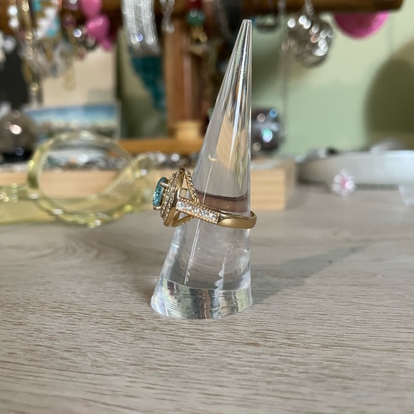 • Stunning Topaz Ring • - Picture 7 of 11